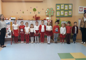 dzieci z grupy VI śpiewaja hymn
