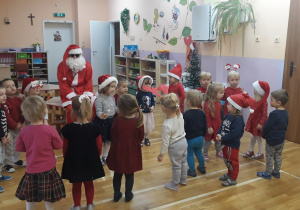 dzieci śpiewają Mikołajowi piosenkę