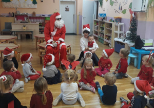 dzieci rozmawiają z Mikołajem