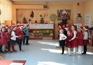 taniec w wykonaniu dzieci z grupy VI