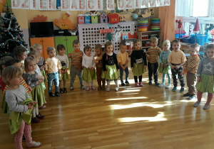 przedszkolaki śpiewają piosenkę