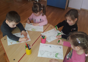 dzieci kolorują obrazek