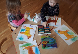 przedszkolaki malują pastelami tło