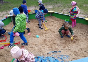 dzieci bawia się w piaskownicy