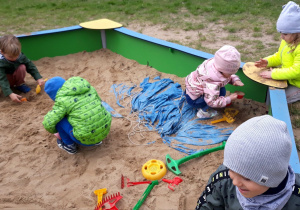 dzieci bawia się w piasku