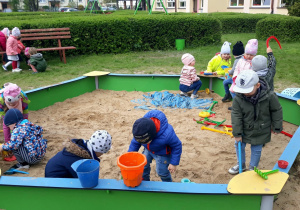 dzieci budują babki z piasku