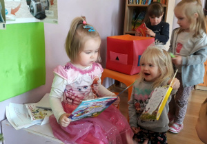 dziewczynki czytają książki