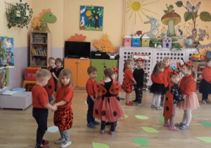 przedszkolaki przebrane za biedronki tańczą