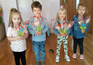 dzieci z kwiatami
