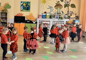 przedszkolaki tańczą