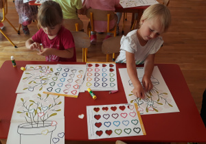 dzieci przyklejają serca „przyjaźń” na swoje karty – „rośliny wartości”