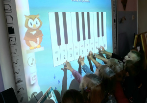 zabawa dzieci przy tablicy interaktywnej