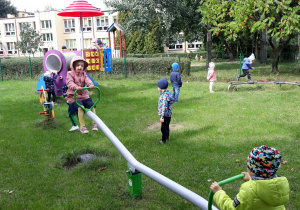 dzieci bawią się na placu przedszkolnym