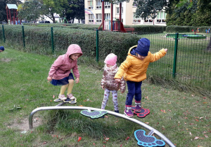 dzieci bawią się na placu przedszkolnym