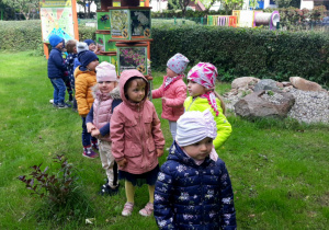 dzieci obserwują przyrodę w laporatorium "Tęczusia"