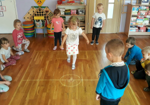 zabawa przedszkolaków na dywanie interaktywnym
