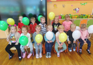 dzieci z kolorowymi balonami