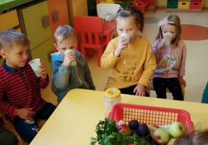 dzieci piją sok z warzyw