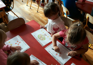 dzieci kolorują kartę pracy drzewko z jabłkami