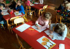 dzieci kolorują kartę pracy drzewko z jabłkami