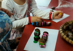dzieci wykonują figurki z kasztanów