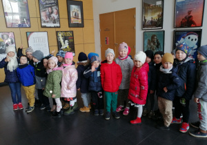 przedszkolaki stoją w holu Centrum Integracji Ratusz