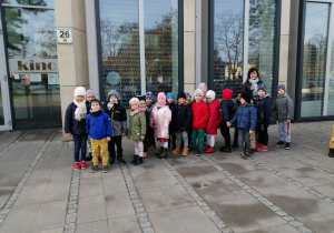 grupa przedszkolna przed "Ratuszem"