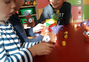 dzieci wykonują sowę z papierowej rolki