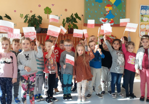 przedszkolaki z grupy IV z flagą Polski