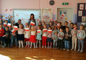 przedszkolaki śpiewają hymn Polski