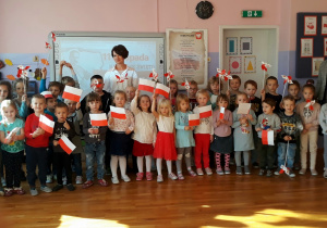 przedszkolaki śpiewają hymn Polski