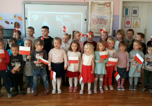 przedszkolaki z grupy III i VII śpiewają hymn Polski