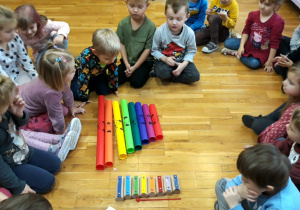 przedszkolaki poznają instrumenty