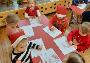 Dzieci kolorują rysunek Mikolaja