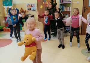 zabawa przedszkolakó z pluszowym misiem