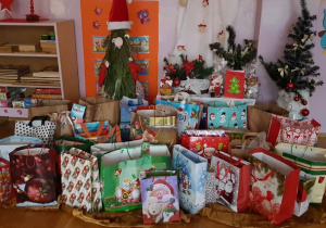 świąteczne paczki dla podopiecznych Domu Dziecka w Wojsławicach