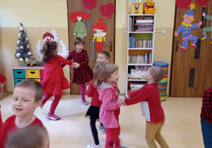 zabawa taneczna przedszkolaków