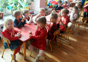 dzieci jedza babeczki
