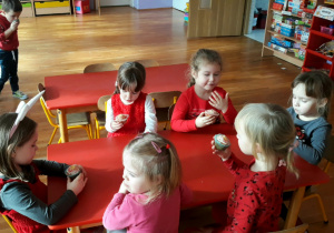 dzieci jedza babeczki