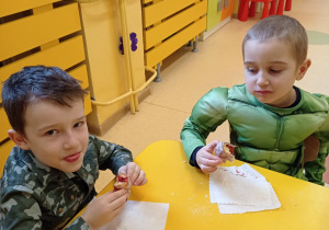 dzieci jedzą pączki