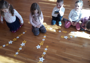 dzieci układają gwiazdy od tej z najmniejszą liczbą kropek do tej z największą liczbą.