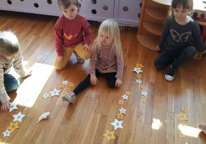dzieci układają gwiazdy od tej z najmniejszą liczbą kropek do tej z największą liczbą.