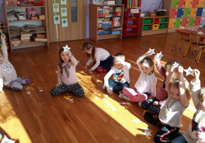 dzieci pokazują gwiazdę która ma sześć kropek