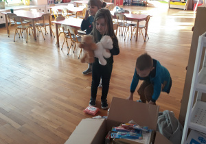 dzieci pakują dary