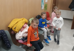 dzieci czekaja na spotkanie z panią stomatolog