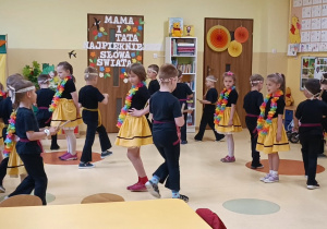 dzieci z grupy V tańczą dla swoich mam