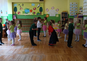 dzieci z grupy VI tańczą dla swoich mam