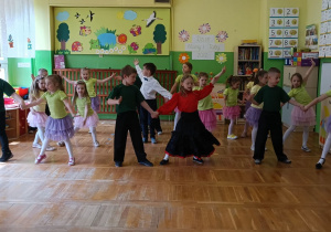 dzieci z grupy VI tańczą dla swoich mam