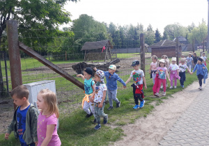 dzieci spacerują po zoo