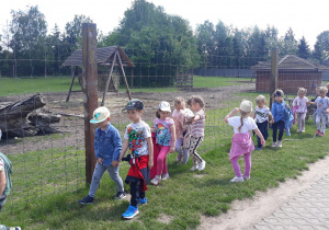 dzieci spacerują po obiekcie zoologicznym